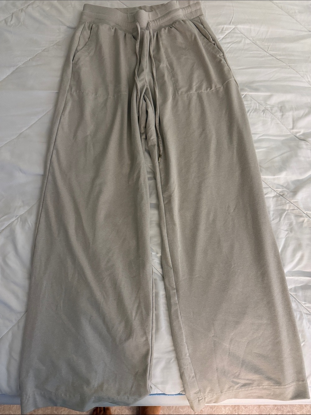 Lou & Grey Men's Wide-Leg Drawstring Sweatpants in Light Taupe